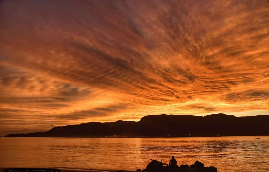 Vista do Pôr do Sol no Canal